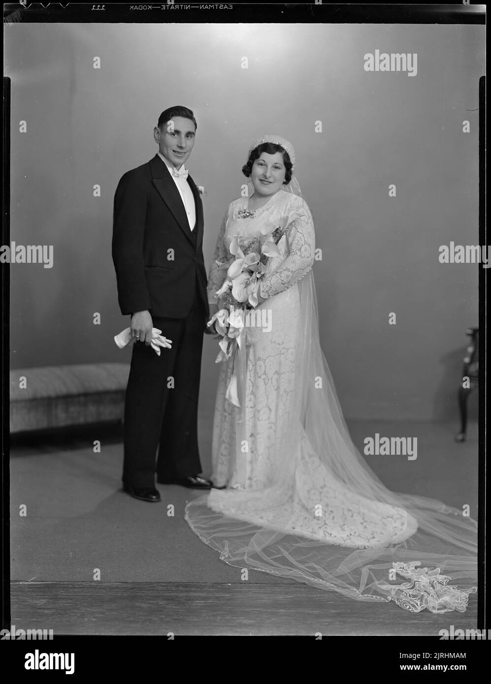 1930s studio wedding portrait Black and White Stock Photos & Images - Alamy