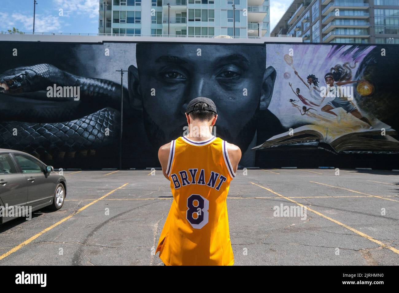 Los Angeles California USA. 24th Aug 2022. Brian Tang wearing Los Angeles Lakers Kobe Bryant s jersey number 8 takes photos a mural depicting Kobe Bryant and his daughter Gianna in Los Angeles