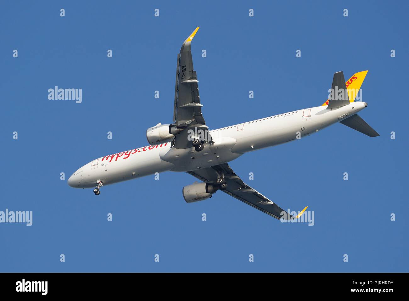 ISTANBUL, TURKEY - MAY 27, 2022: Pegasus Airlines Airbus 321-251NX (10611) landing to Istanbul Sabiha Gokcen Airport Stock Photo