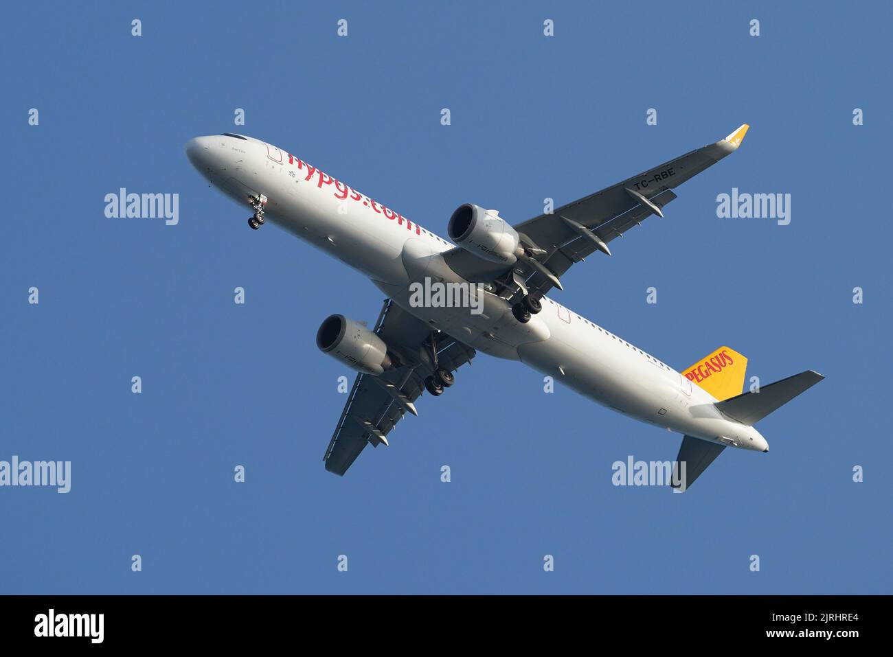 ISTANBUL, TURKEY - MAY 27, 2022: Pegasus Airlines Airbus 321-251NX (9462) landing to Istanbul Sabiha Gokcen Airport Stock Photo
