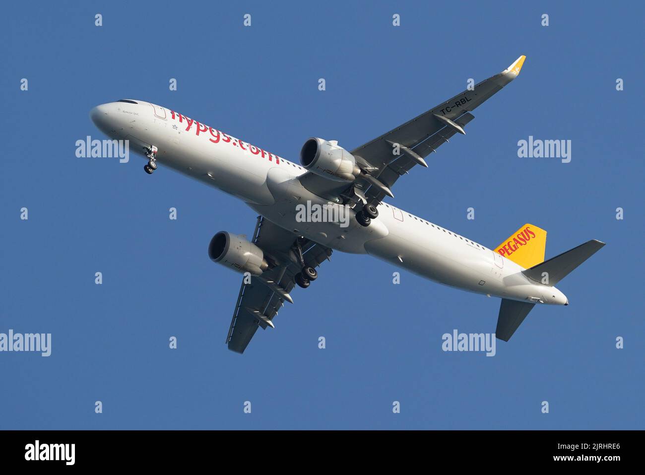 ISTANBUL, TURKEY - MAY 27, 2022: Pegasus Airlines Airbus 321-251NX (10611) landing to Istanbul Sabiha Gokcen Airport Stock Photo