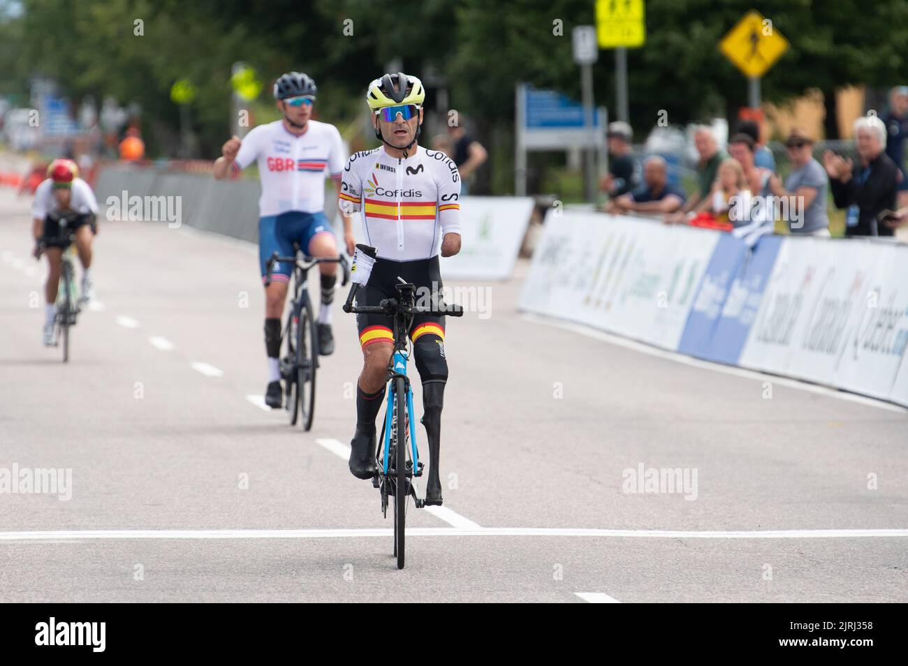 Ricardo Ten Argiles wins the men's MC1 category of the road race at the