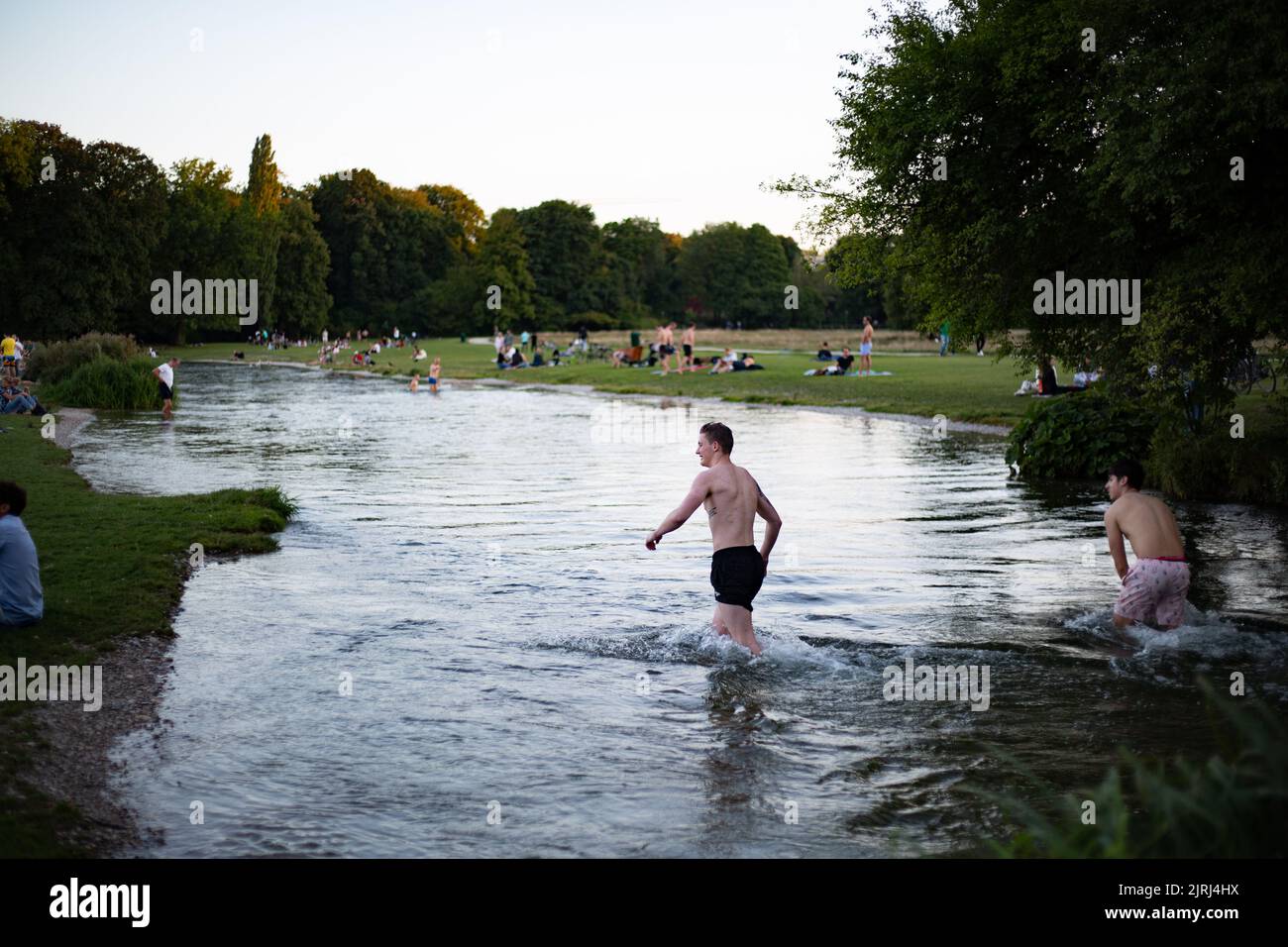 Munich, Germany. 24th Aug, 2022. The people enjoy the summer evening in Cafés, Bars, Restaurants and in the Englischer Garten in Munich, Germany on AUgust 24, 2022. (Photo by Alexander Pohl/Sipa USA) Credit: Sipa USA/Alamy Live News Stock Photo