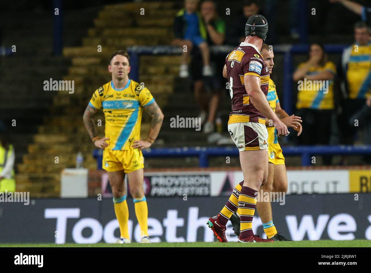 Richie Myler #16 of Leeds Rhinos and Chris Hill #8 of Huddersfield Giants have words after Chris Hill is sin binned in the closing minutes Stock Photo