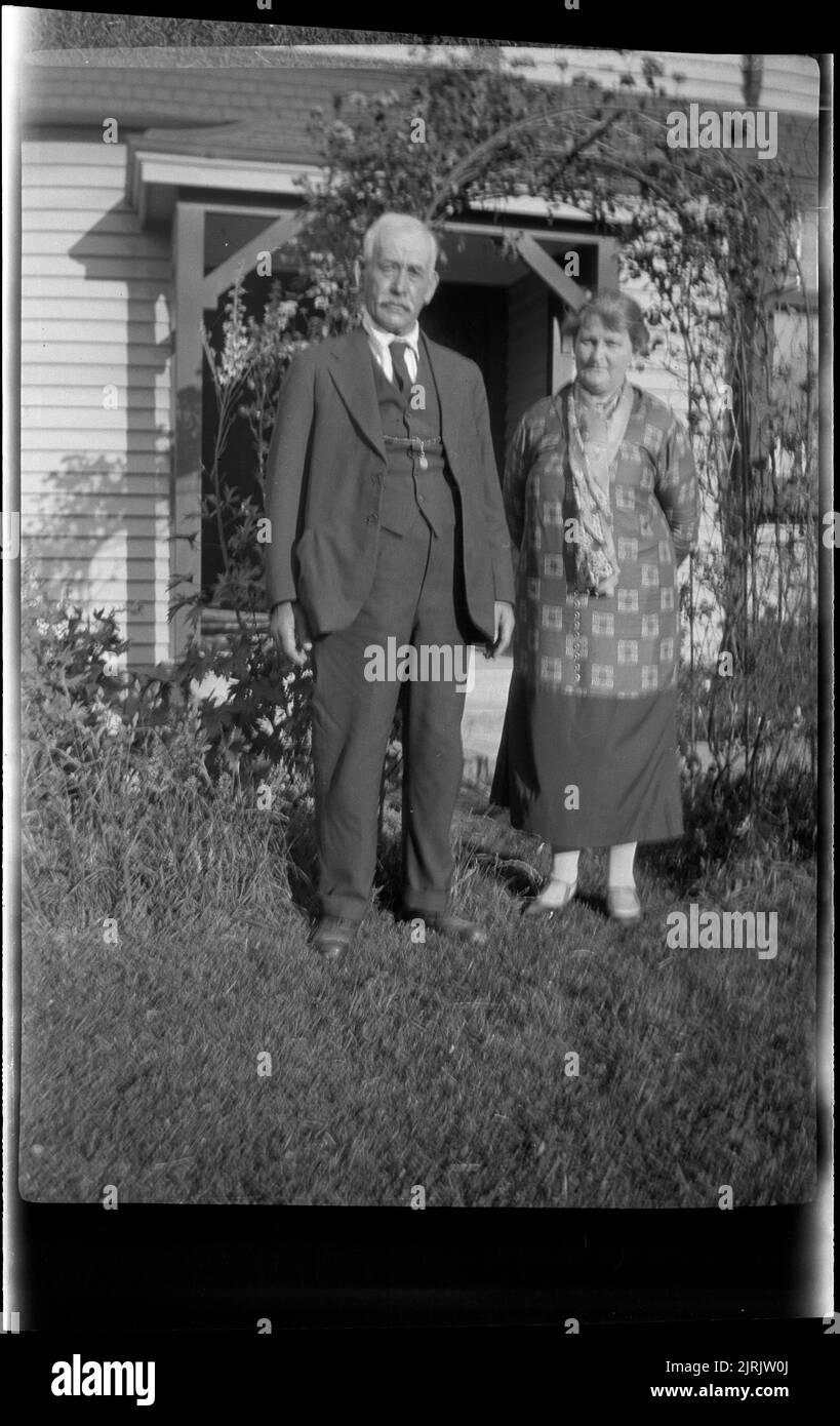 1930s couple hat hi-res stock photography and images - Alamy