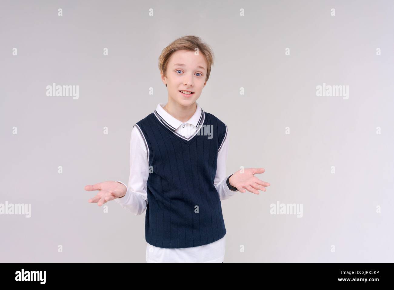 Photo an adorable young happy boy looking at camera and gesturing with ...