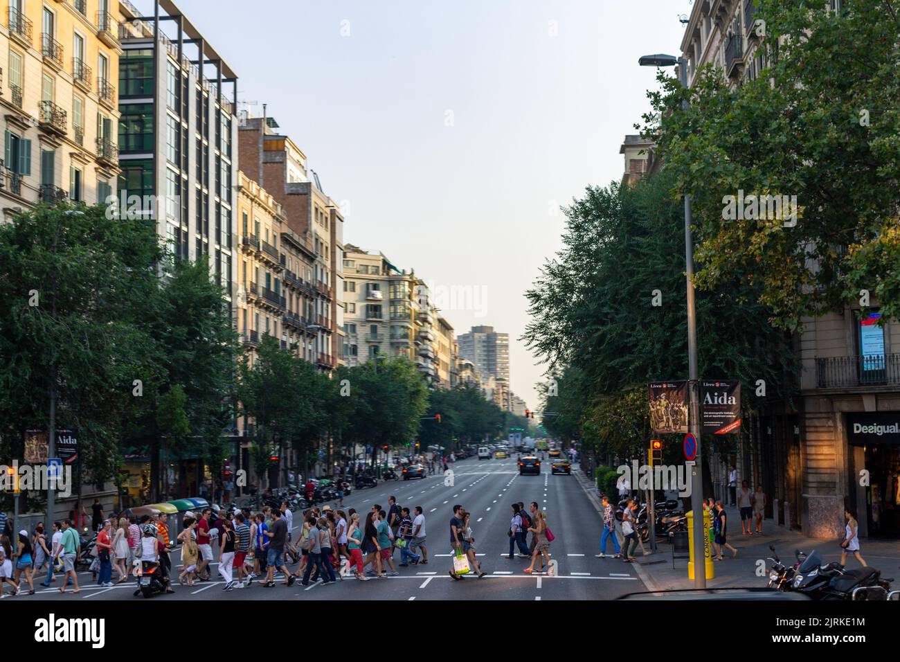 Busy people cars street hi res stock photography and images Alamy