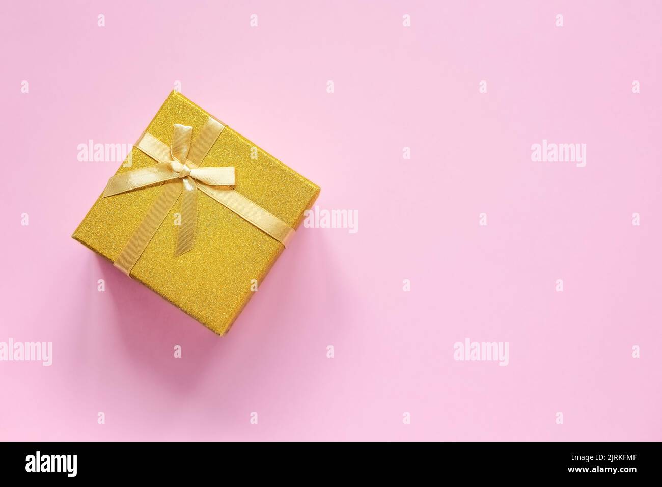 Golden gift box hi-res stock photography and images - Alamy
