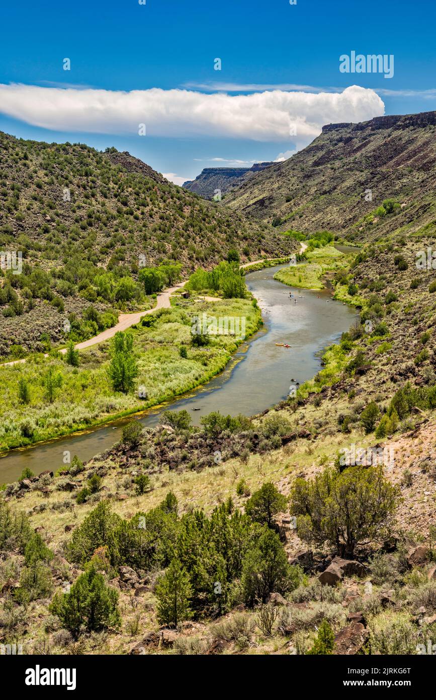 Rio Grande Gorge, kayaks and rafts in dist, from Road 567, climbing Taos Plateau, Taos Junction area, Rio Grande del Norte Natl Monument, New Mexico Stock Photo