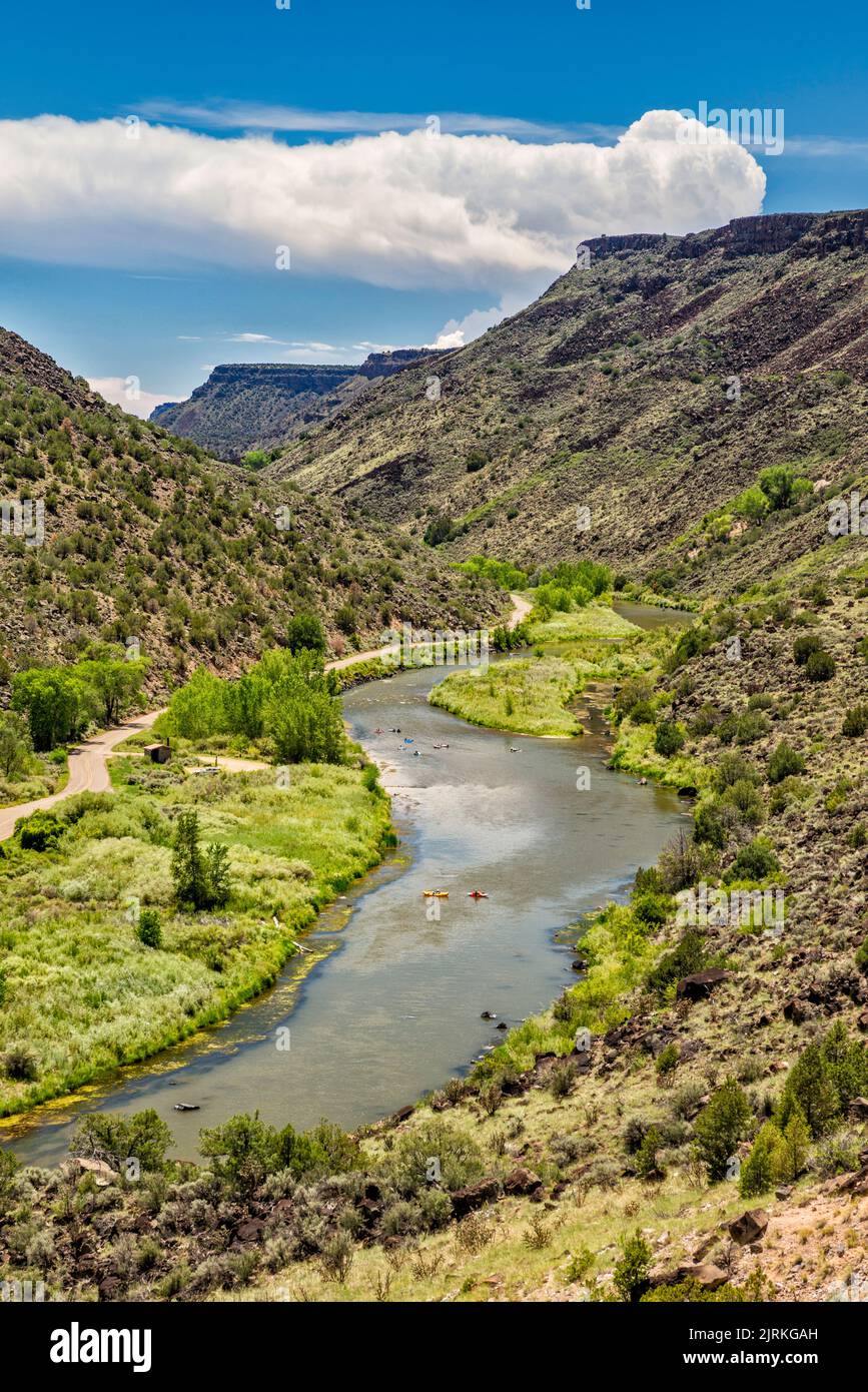 Rio Grande Gorge, kayaks and rafts in dist, from Road 567, climbing Taos Plateau, Taos Junction area, Rio Grande del Norte Natl Monument, New Mexico Stock Photo