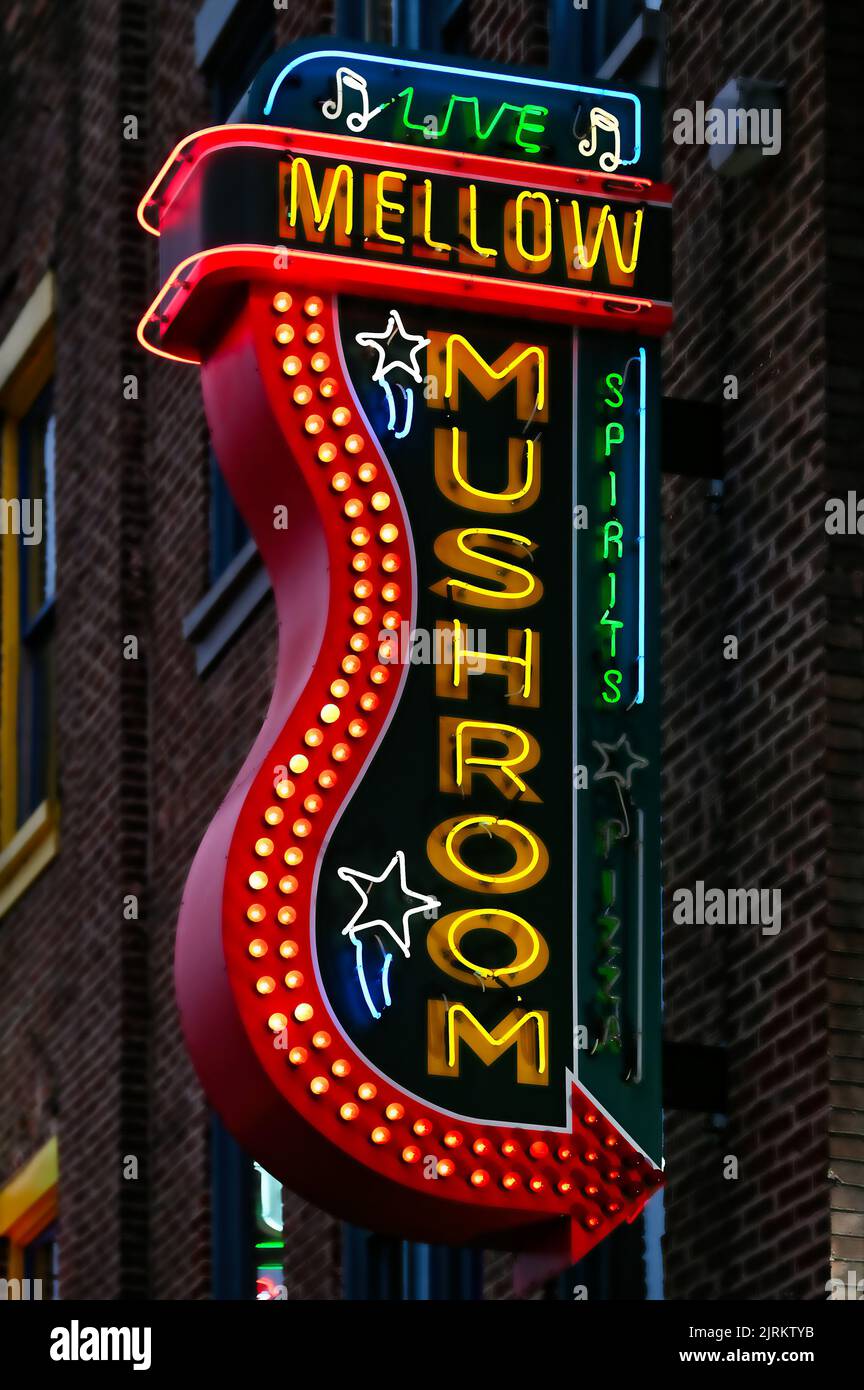 Leuchtreklame Mellow Mushroom auf dem Broadway; Nashville, Tennessee, Vereinigte Staaten von Amerika Stock Photo