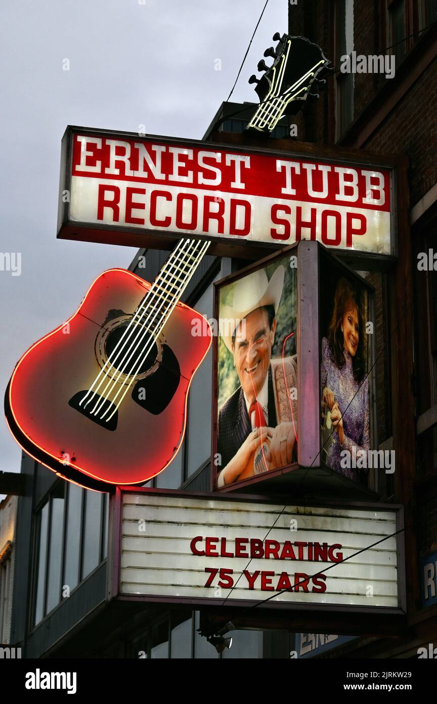 Leuchtreklame Ernest Tubb Record Shop auf dem Broadway; Nashville, Tennessee, Vereinigte Staaten von Amerika Stock Photo