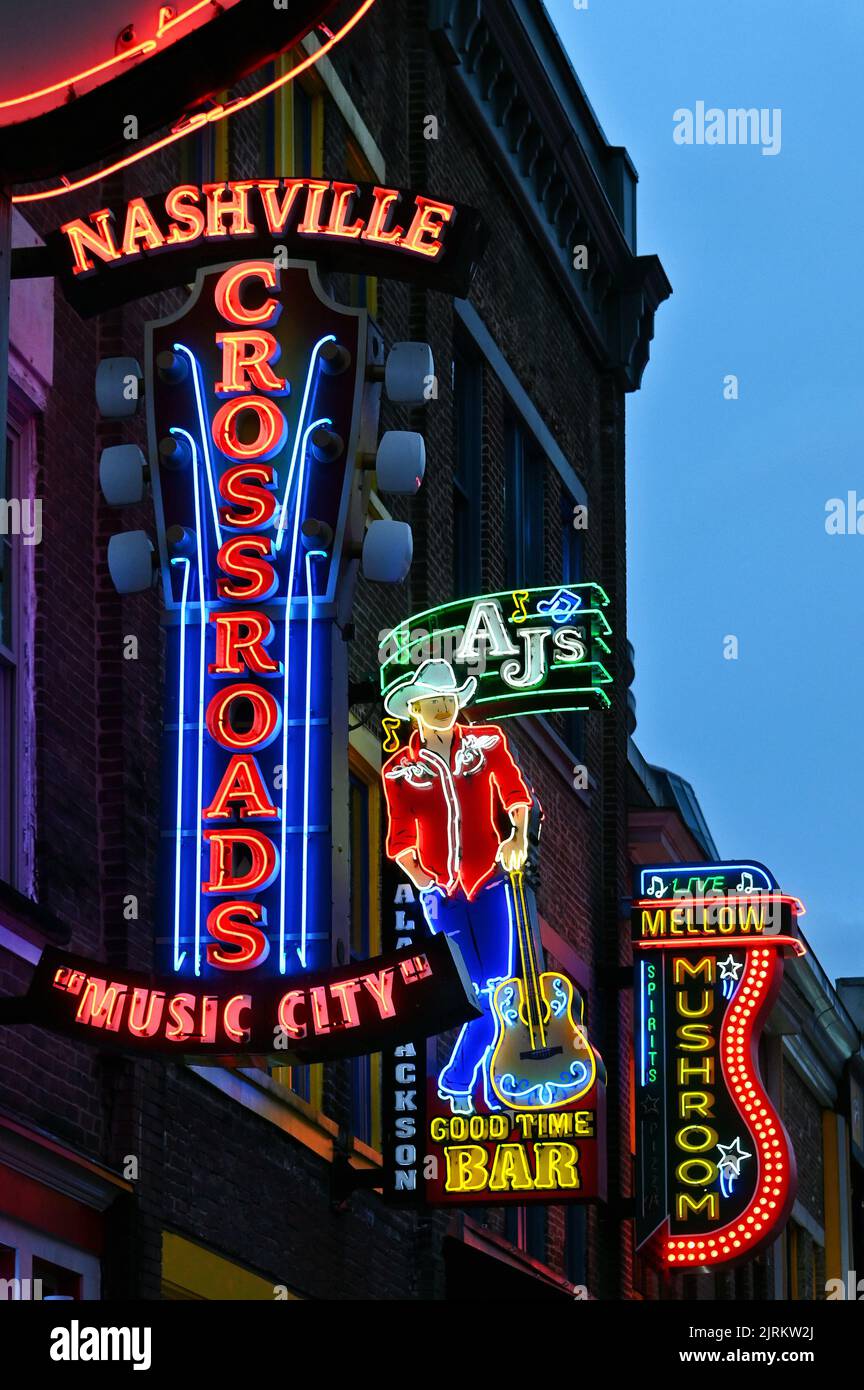Leuchtreklamen auf dem Broadway; Nashville, Tennessee, Vereinigte Staaten von Amerika Stock Photo