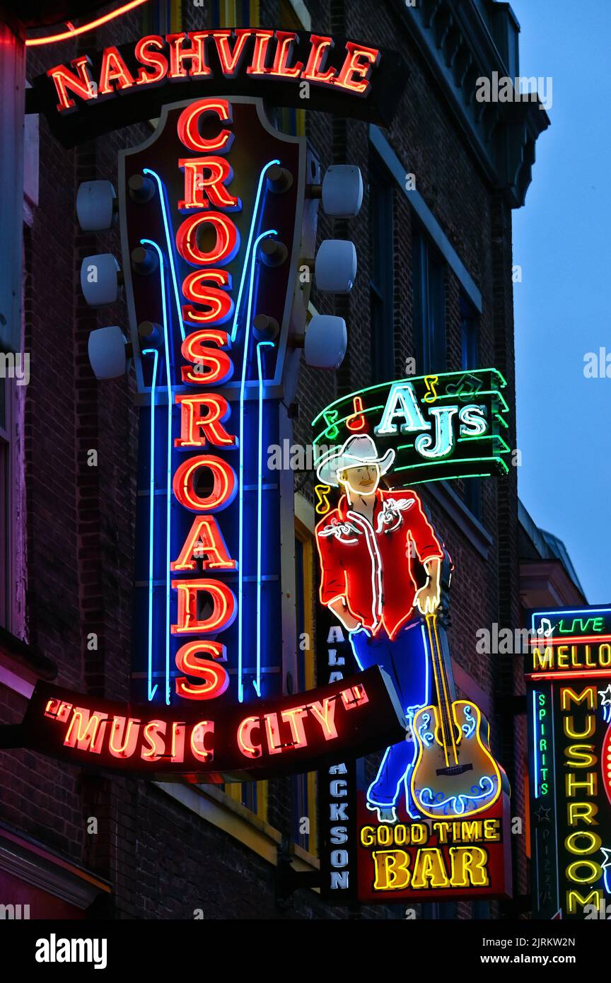 Leuchtreklamen auf dem Broadway; Nashville, Tennessee, Vereinigte Staaten von Amerika Stock Photo