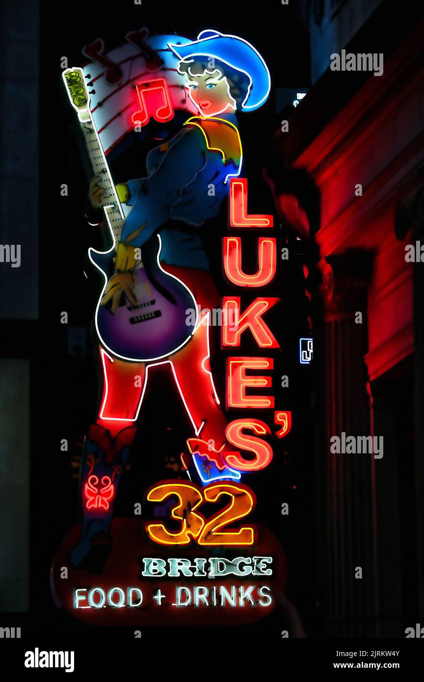 Leuchtreklame Luke«s auf dem Broadway; Nashville, Tennessee, Vereinigte Staaten von Amerika Stock Photo