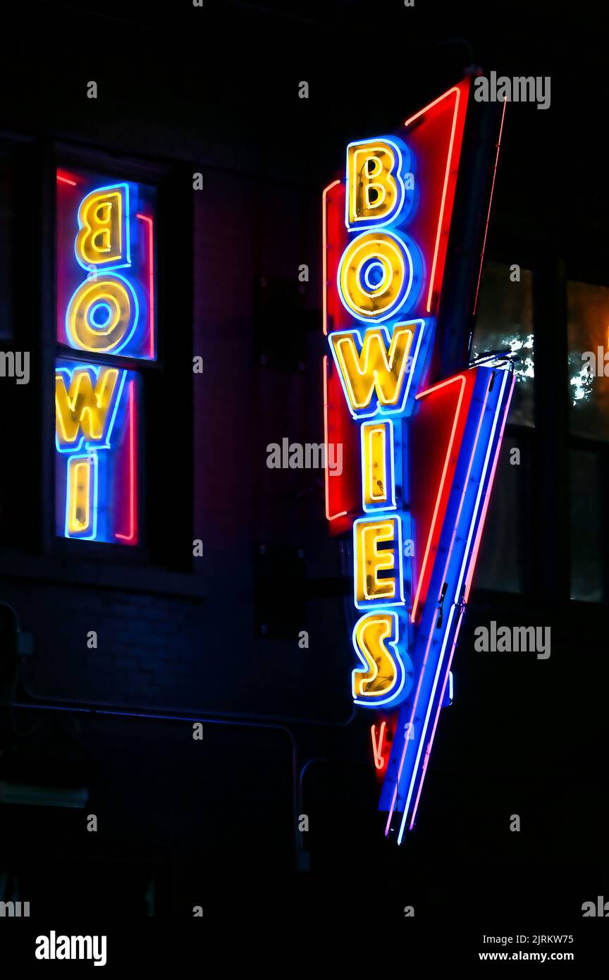 Leuchtreklame Bowie«s, Bar und Live Venue in Downtown ; Nashville, Tennessee, Vereinigte Staaten von Amerika Stock Photo