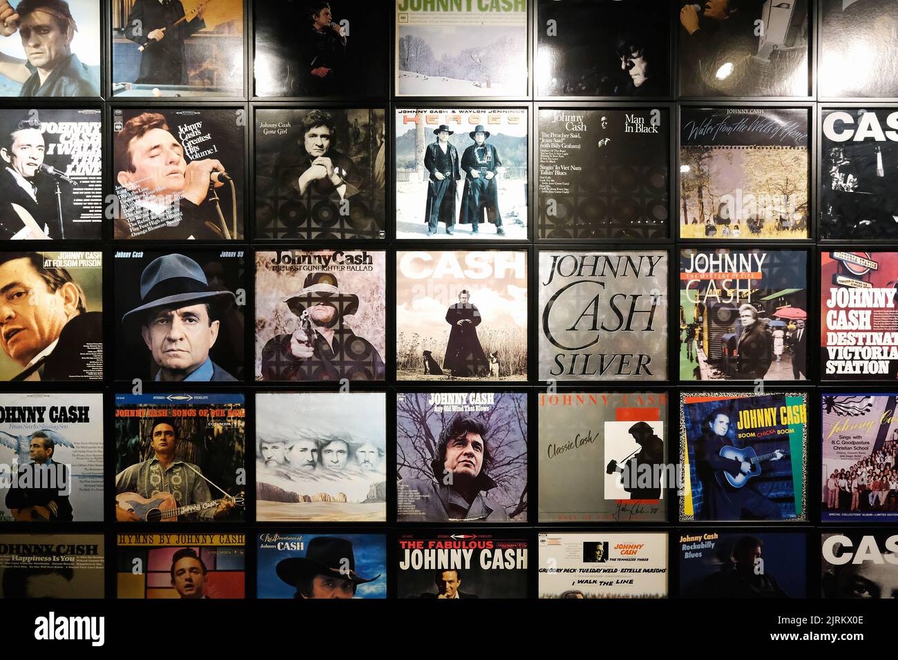 Wand voller Plattencover im Johnny Cash Museum; Nashville, Tennessee, Vereinigte Staaten von Amerika Stock Photo