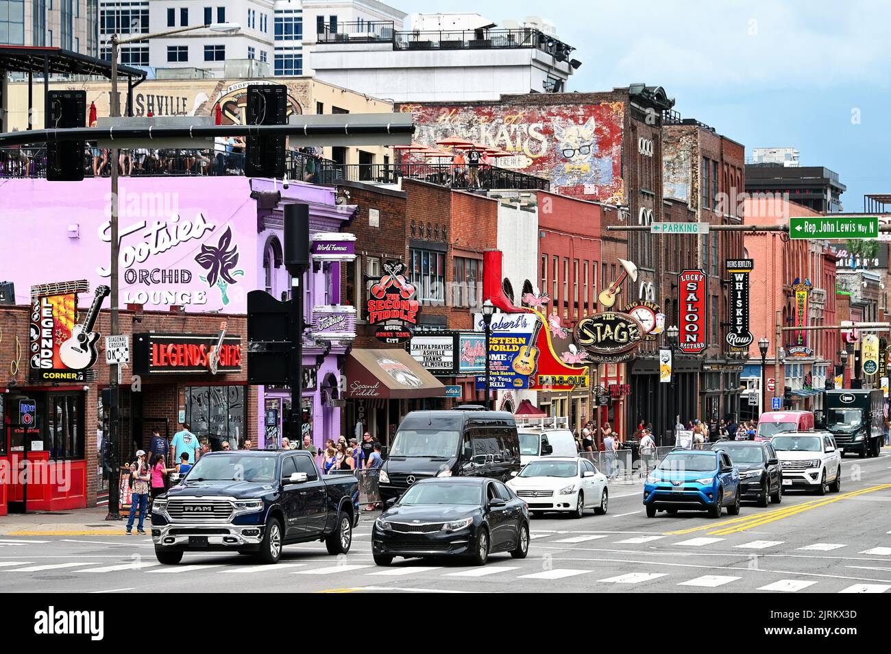 Broadway mit Bars und Neonreklame; Nashville, Tennessee, Vereinigte Staaten von Amerika Stock Photo