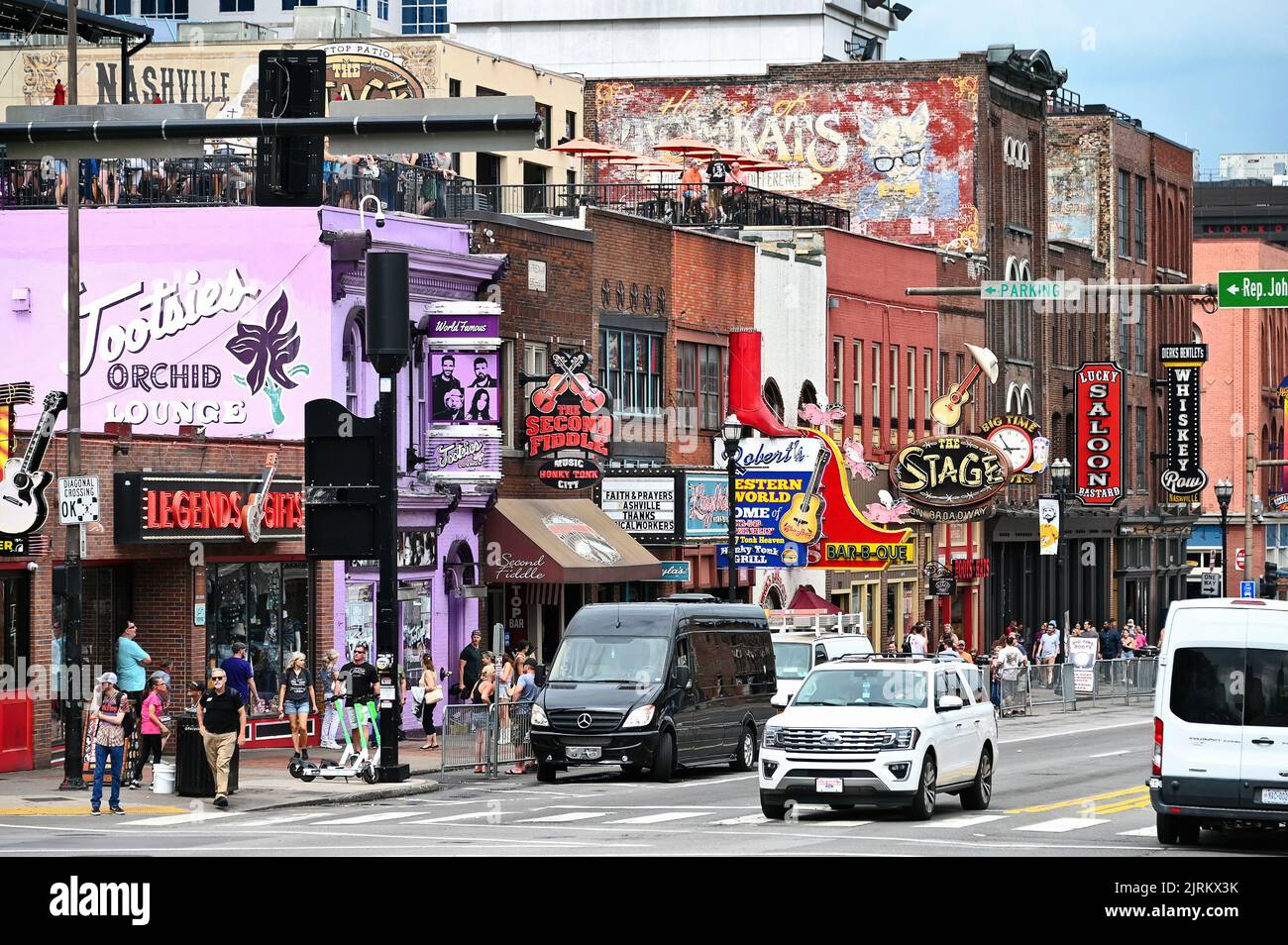Broadway mit Bars und Neonreklame; Nashville, Tennessee, Vereinigte Staaten von Amerika Stock Photo