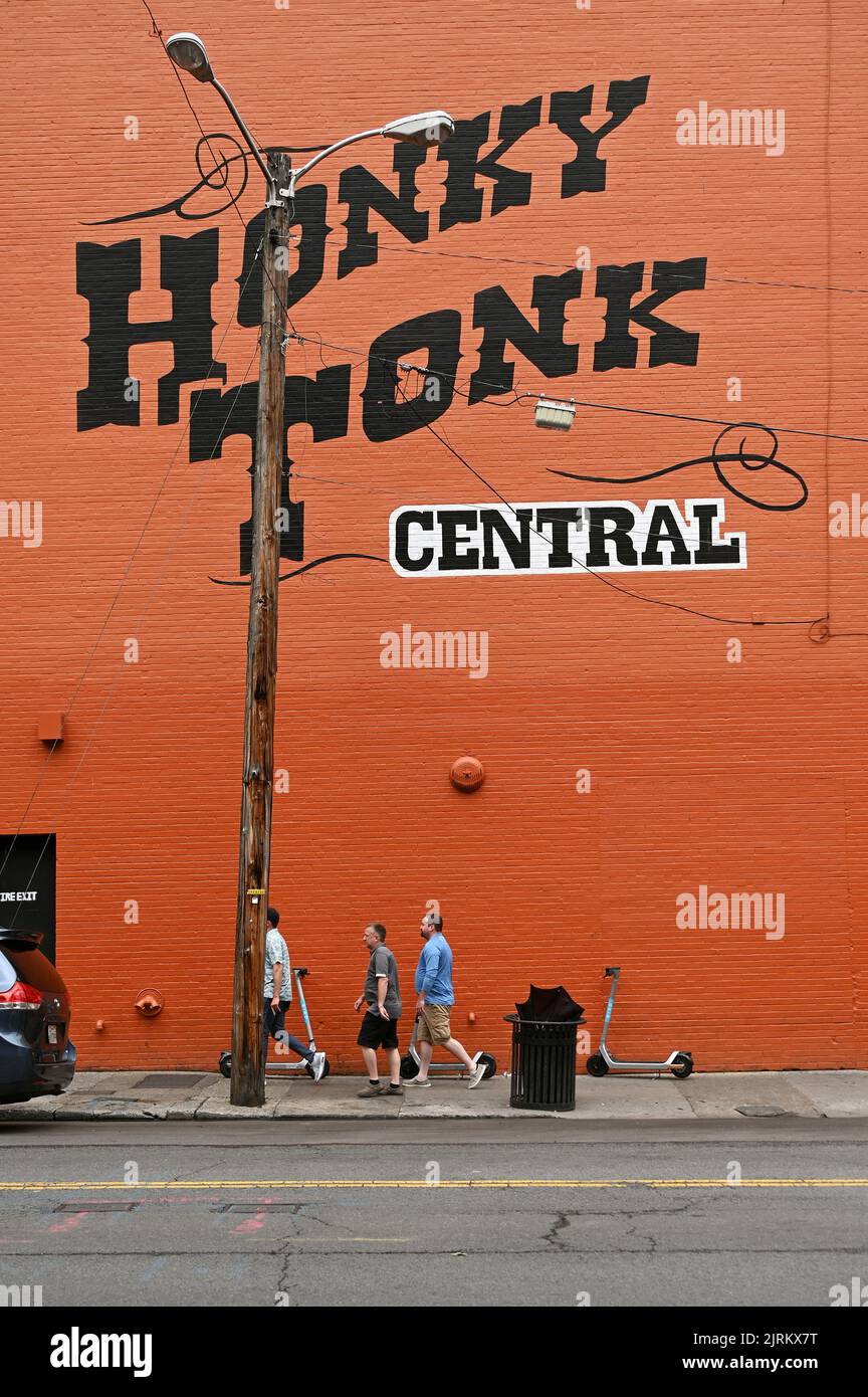 Honky Tonk Central Schriftzug auf orangener Wand; Nashville, Tennessee, Vereinigte Staaten von Amerika Stock Photo