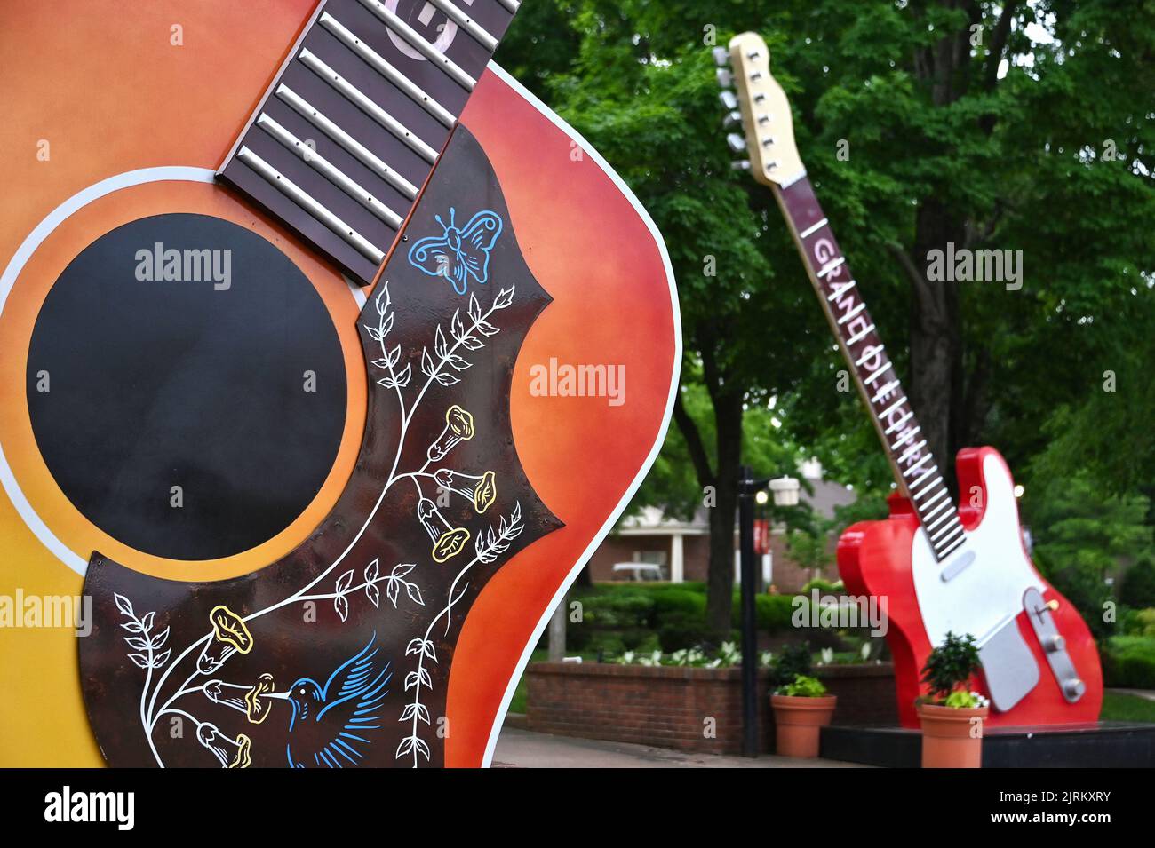 Gitarren Skulpturen an der Grand Ole Opry House; Nashville, Tennessee, Vereinigte Staaten von Amerika Stock Photo