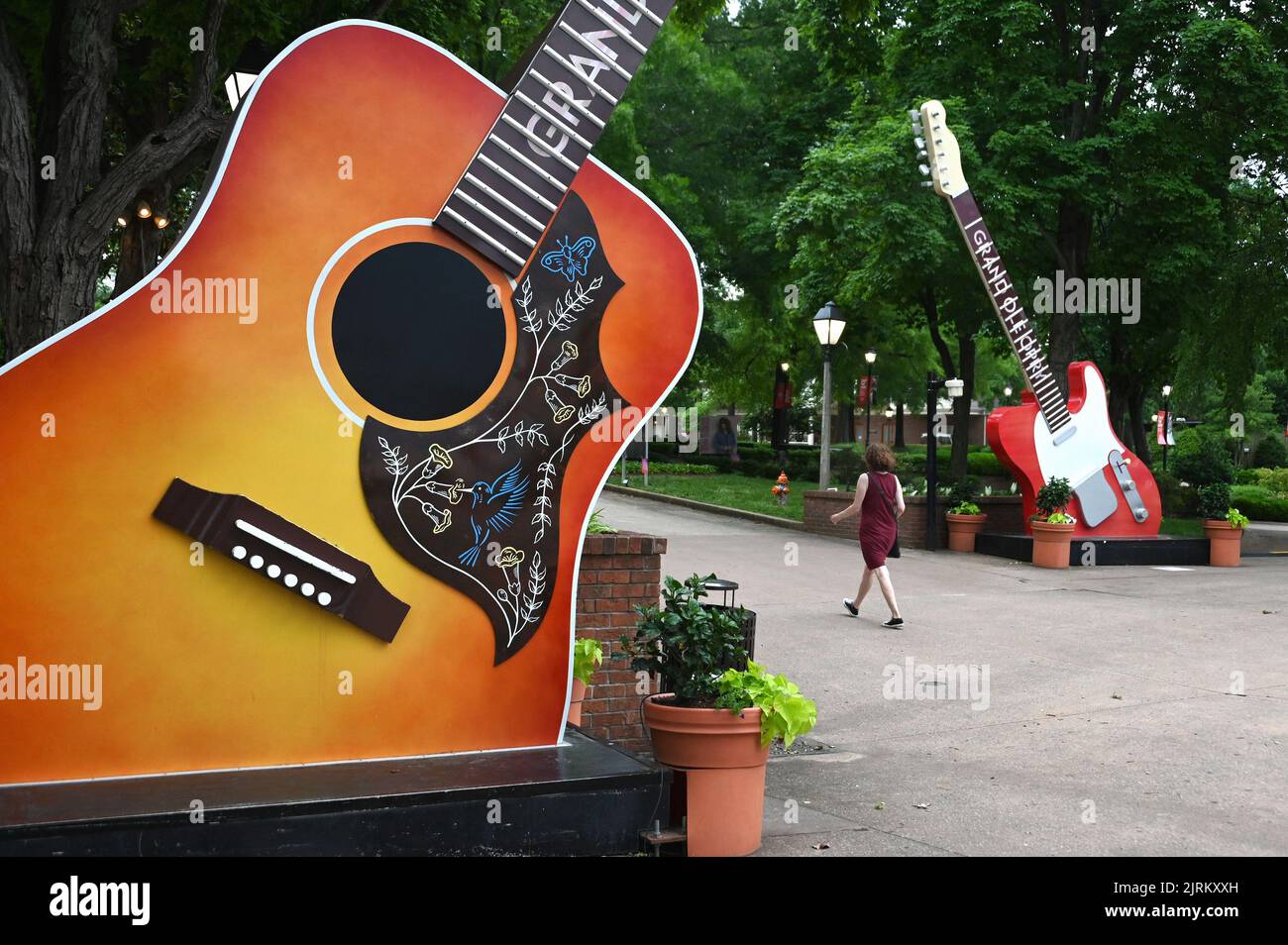 Gitarren Skulpturen an der Grand Ole Opry House; Nashville, Tennessee, Vereinigte Staaten von Amerika Stock Photo