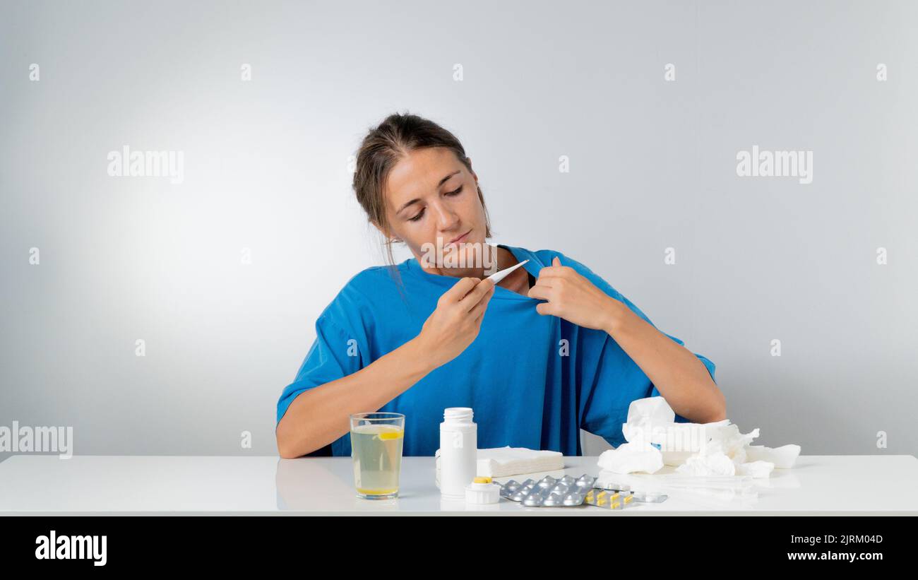 Doctor takes temperature hi-res stock photography and images - Alamy