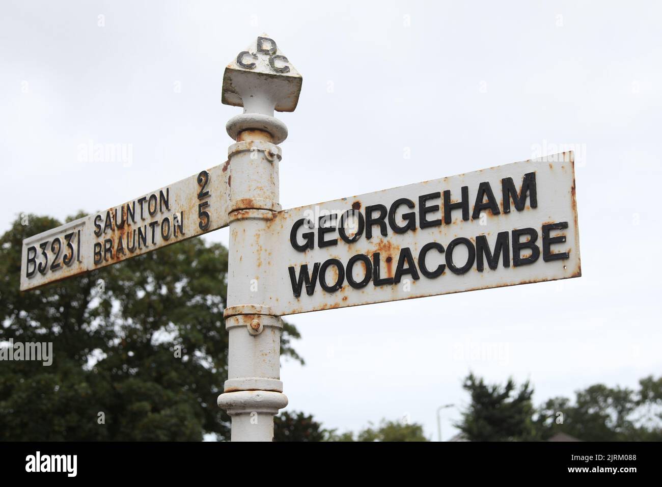 Old iron sign post for Georgeham and Woolacombe, Croyde village, Braunton, North Devon, England, UK, August 2022 Stock Photo