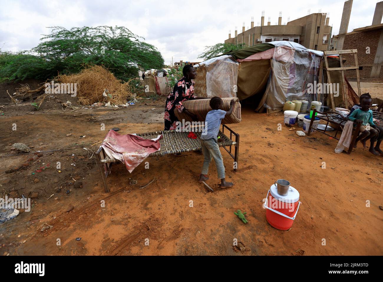 South Sudanese families who returned to Khartoum after the 2011 secession, live in a makeshift shelter in an abandoned plot of land in Bahri, Sudan, August 11, 2022. REUTERS/Mohamed Nureldin Abdallah Stock Photo