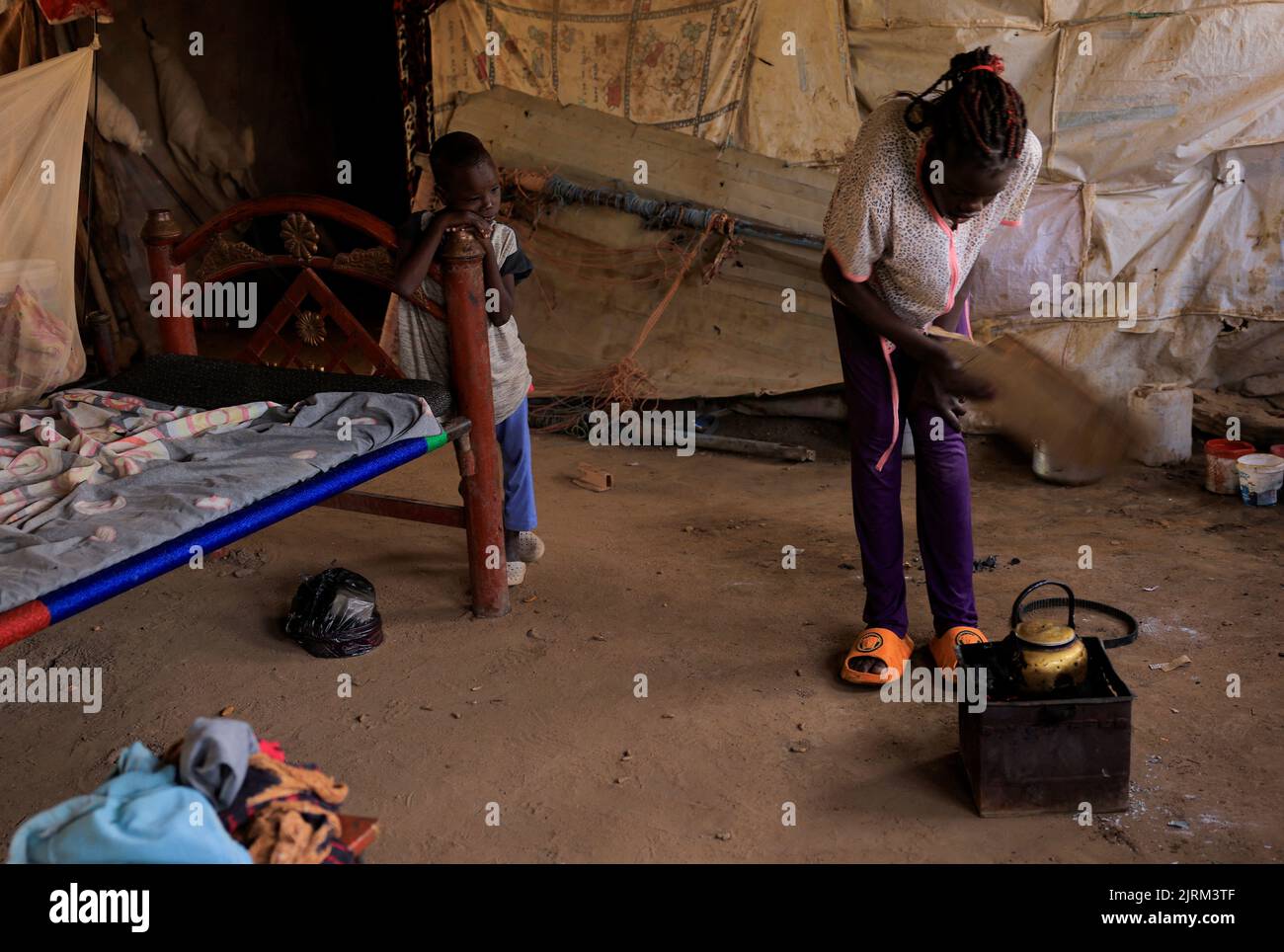 South Sudanese families who returned to Khartoum after the 2011 secession, live in a makeshift shelter in an abandoned plot of land in Bahri, Sudan, August 16, 2022. REUTERS/Mohamed Nureldin Abdallah Stock Photo
