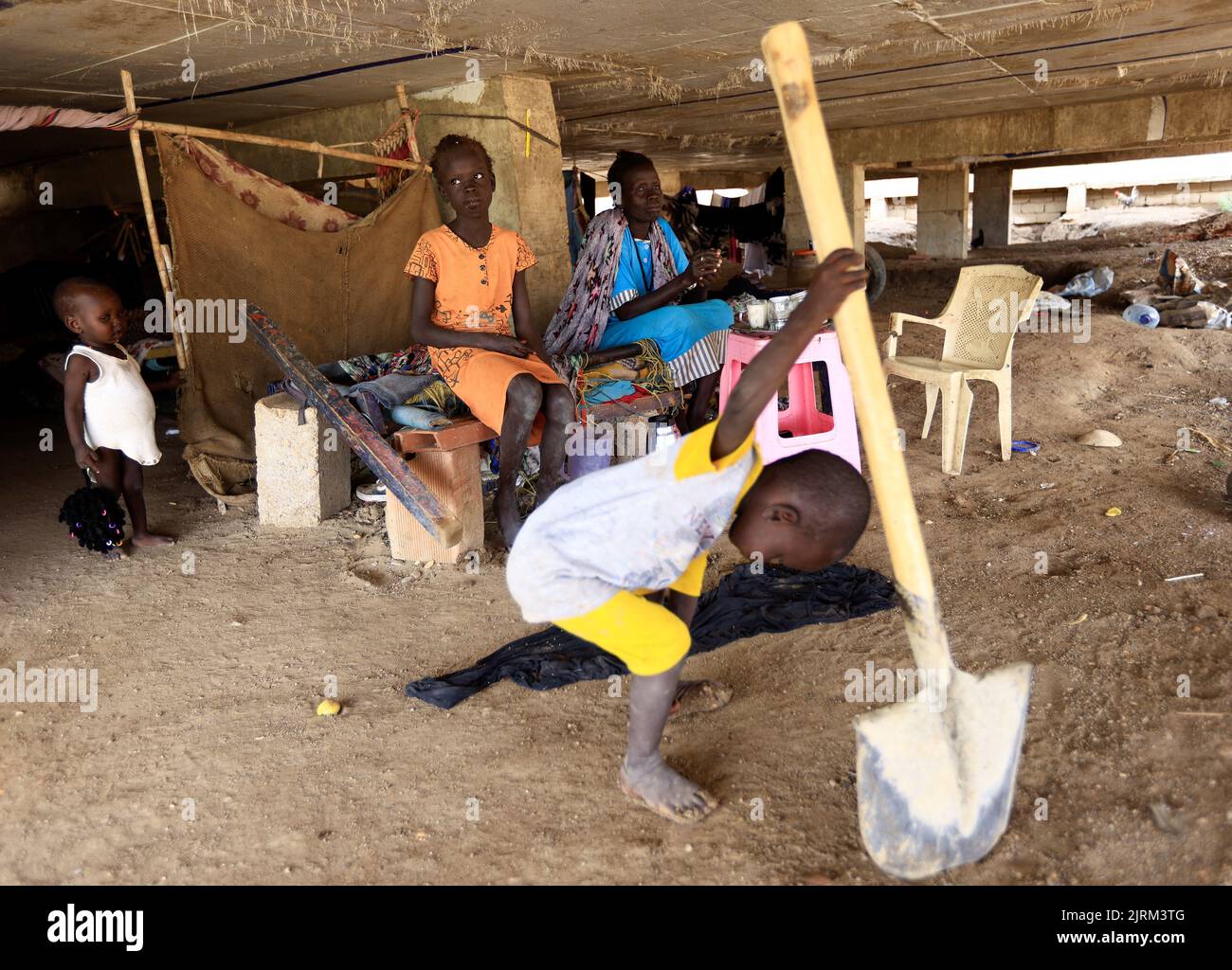 South Sudanese families who returned to Khartoum after the 2011 secession, live in a makeshift shelter in an abandoned plot of land in Bahri, Sudan, August 11, 2022. REUTERS/Mohamed Nureldin Abdallah Stock Photo