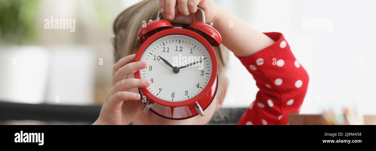 Hand holding clock hi-res stock photography and images - Page 33 - Alamy Hand holding clock hi-res stock photography and images - Page 33 - Alamy