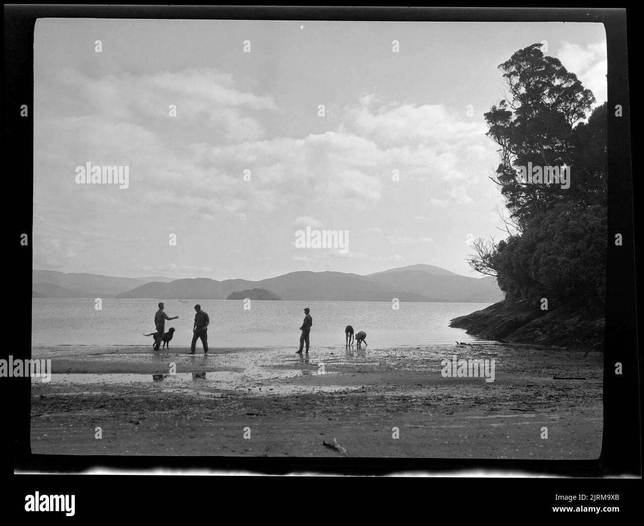Family beach scene 1930s hi-res stock photography and images - Alamy