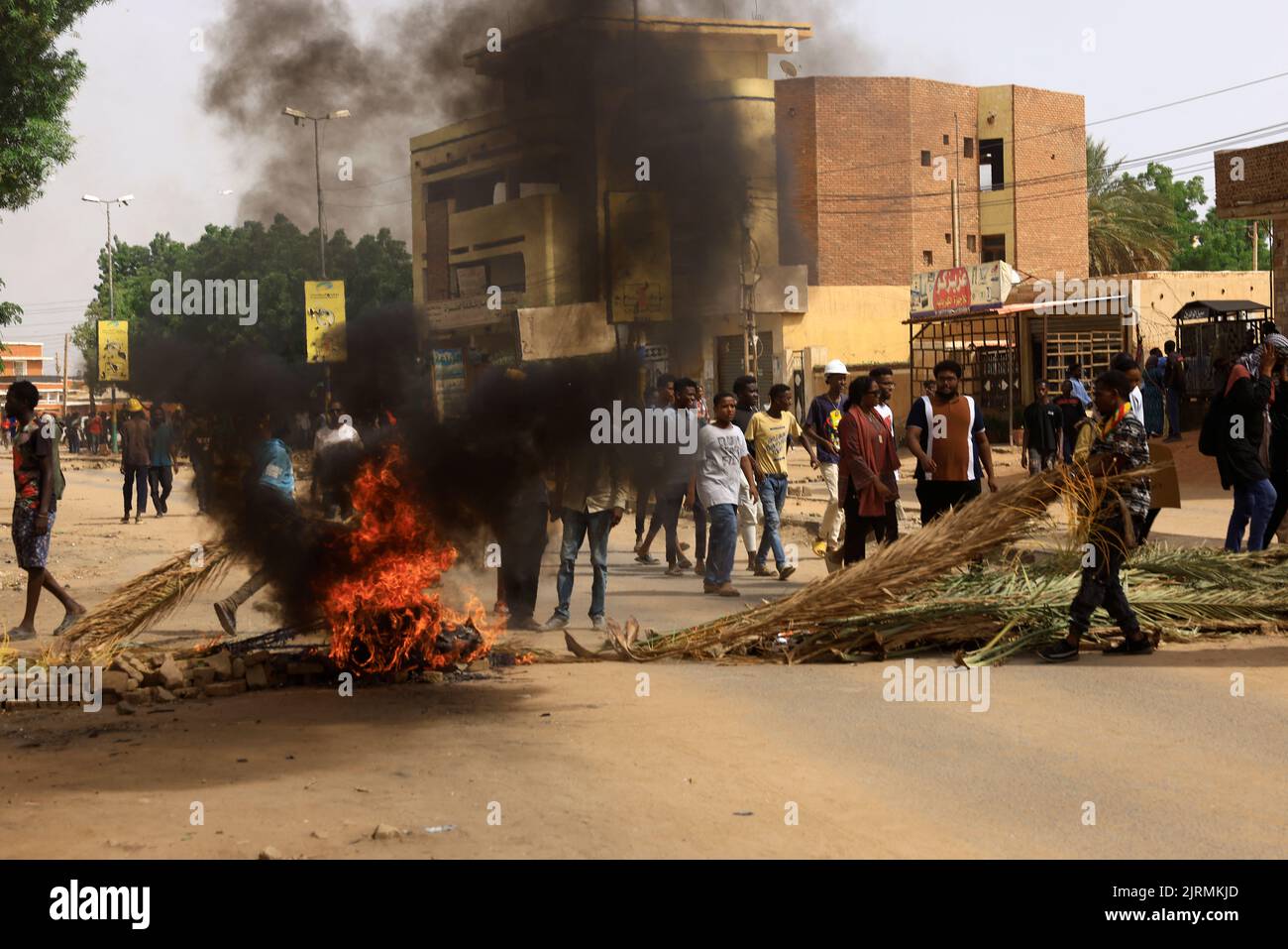 Protesters make a fire as they march through the capital Khartoum during a rally against military rule following the last coup, in Khartoum, Sudan August 25, 2022. REUTERS/Mohamed Nureldin Abdallah Stock Photo