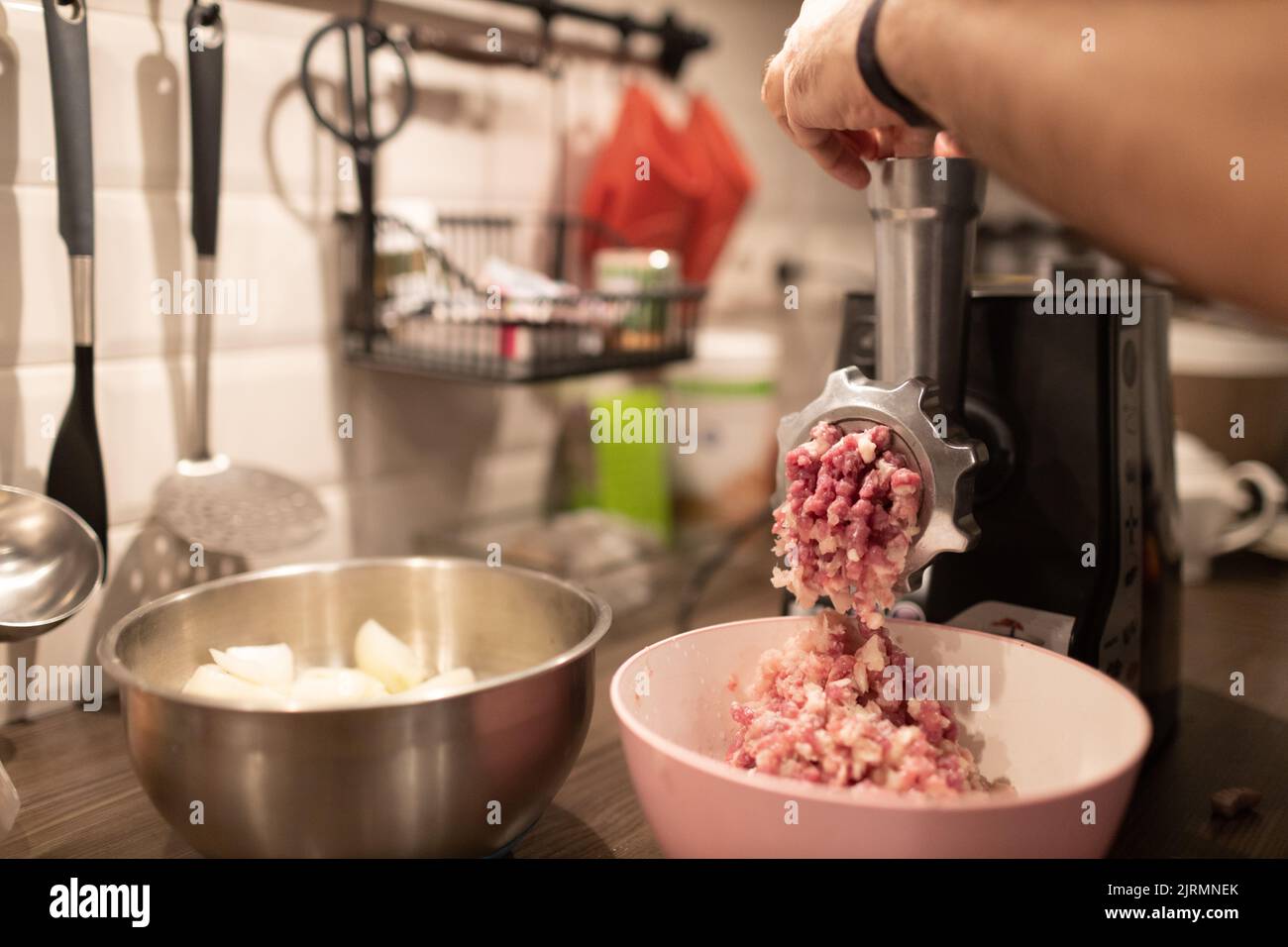 https://c8.alamy.com/comp/2JRMNEK/mincer-machine-with-fresh-chopped-meat-at-home-kitchen-preparing-ground-meat-male-hands-closeup-2JRMNEK.jpg