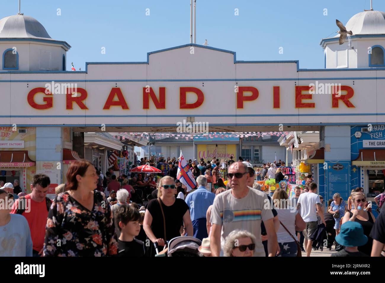 Weston-super-Mare, UK. 25th Aug, 2022. Sunny and hot in Weston. Warm weather has drawn people to the seaside. Credit: JMF News/ Alamy Live News Stock Photo