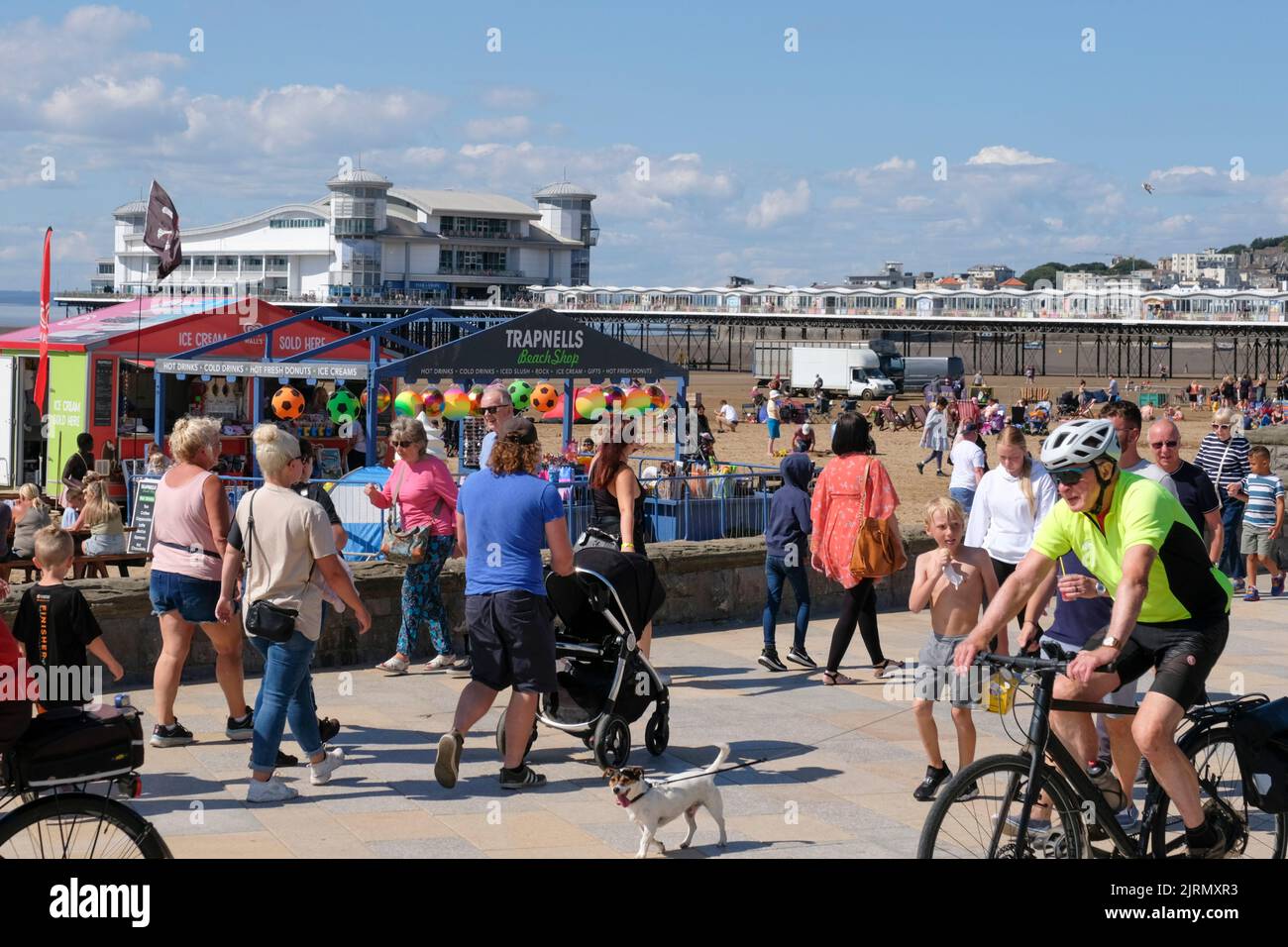 Weston-super-Mare, UK. 25th Aug, 2022. Sunny and hot in Weston. Warm weather has drawn people to the seaside. Credit: JMF News/ Alamy Live News Stock Photo