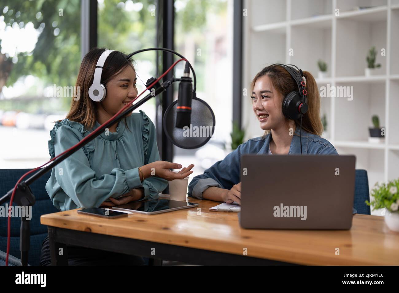 Interview two people microphone hi-res stock photography and images - Alamy