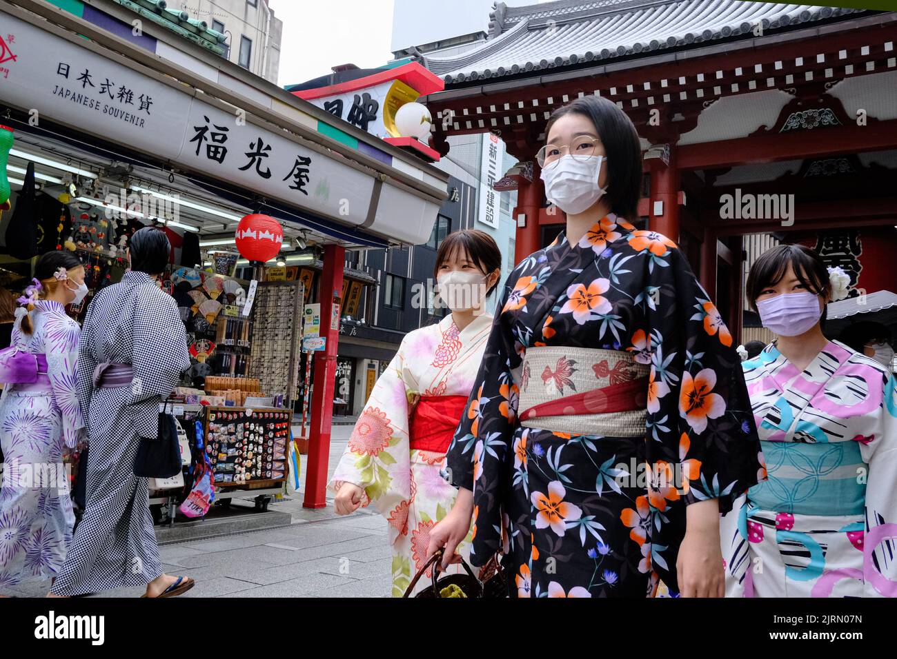 Китайцы фотографируются с русскими. Японцы и иностранцы. Русские в японии. Русский среди японцев. Папочка на японском.
