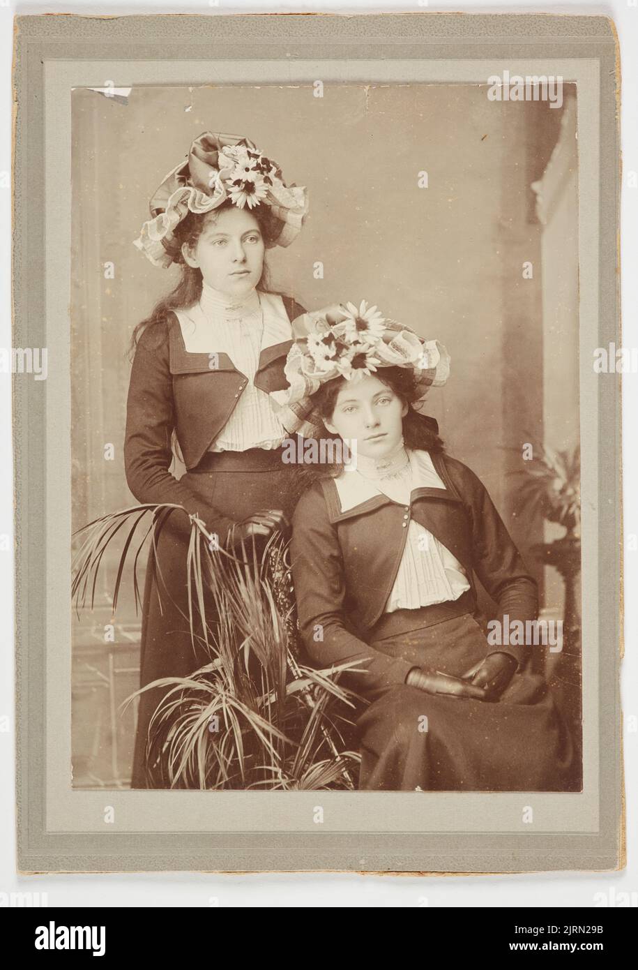 1900s fashion women hi-res stock photography and images - Alamy