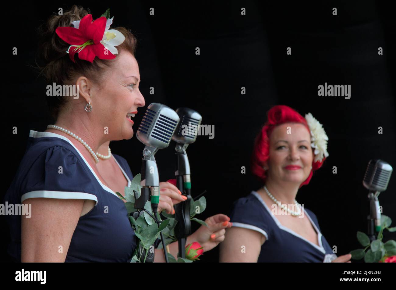 The Fifinellas Post Modern Vocal Harmony Trio Dressed In Vintage Dress At Highcliffe Food Festival UK Stock Photo