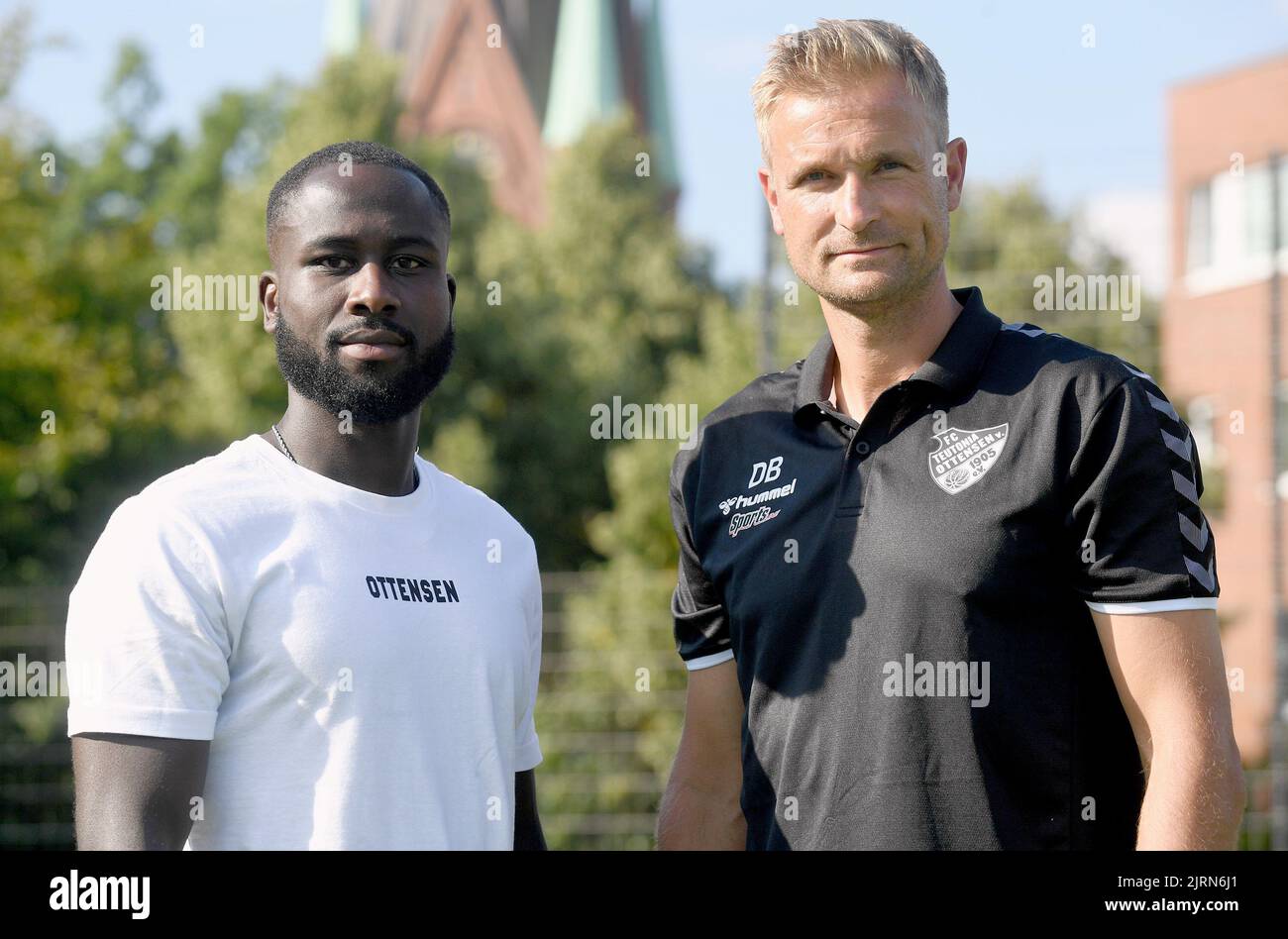 Hamburg, Germany. 25th Aug, 2022. Soccer, DFB Cup, FC Teutonia 05 Ottensen for the first round match in the DFB Cup. Coach David Bergner and team captain Marcus Coffie (l) stand together. Credit: Michael Schwartz/dpa/Alamy Live News Stock Photo