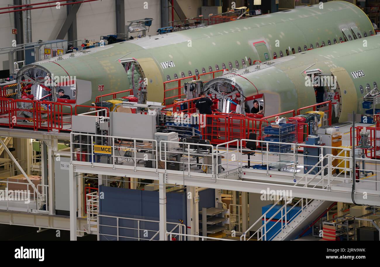 24 August 2022, Hamburg: Airbus employees work on the A320 fuselages in hangar 260 at the Airbus site in the Finkenwerder district of the city. The aircraft manufacturer Airbus is looking for more than 1,000 new employees for the planned ramp-up of production by mid-2023 alone. Photo: Marcus Brandt/dpa Stock Photo