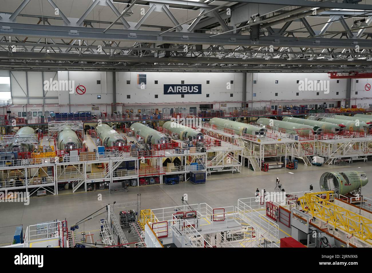 24 August 2022, Hamburg: Airbus employees work on the A320 fuselages in hangar 260 at the Airbus site in the Finkenwerder district of the city. The aircraft manufacturer Airbus is looking for more than 1,000 new employees for the planned ramp-up of production by mid-2023 alone. Photo: Marcus Brandt/dpa Stock Photo