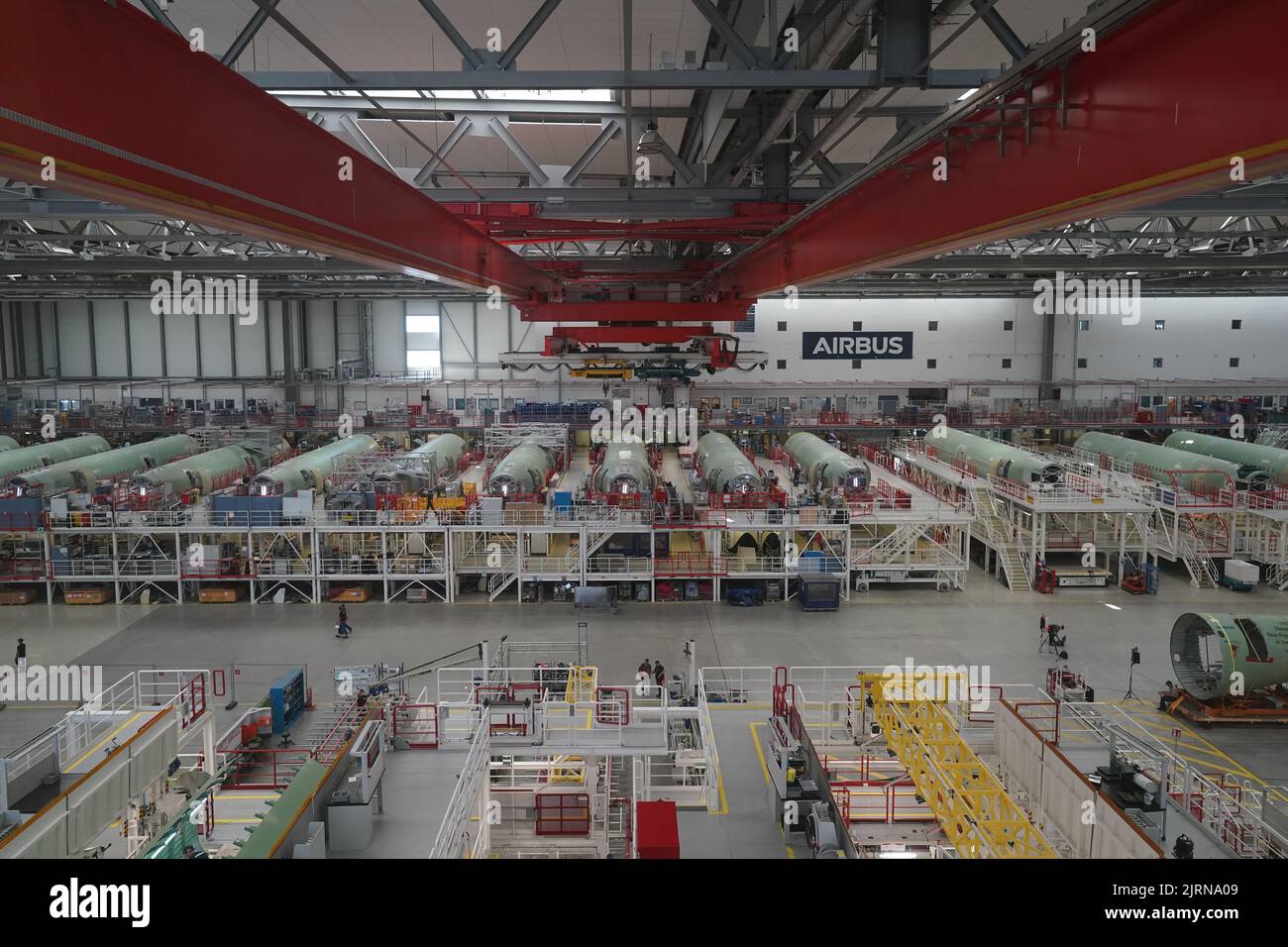 24 August 2022, Hamburg: Airbus employees work on the A320 fuselages in hangar 260 at the Airbus site in the Finkenwerder district of the city. The aircraft manufacturer Airbus is looking for more than 1,000 new employees for the planned ramp-up of production by mid-2023 alone. Photo: Marcus Brandt/dpa Stock Photo