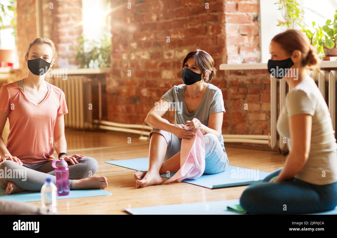 Women in masks hi-res stock photography and images - Alamy