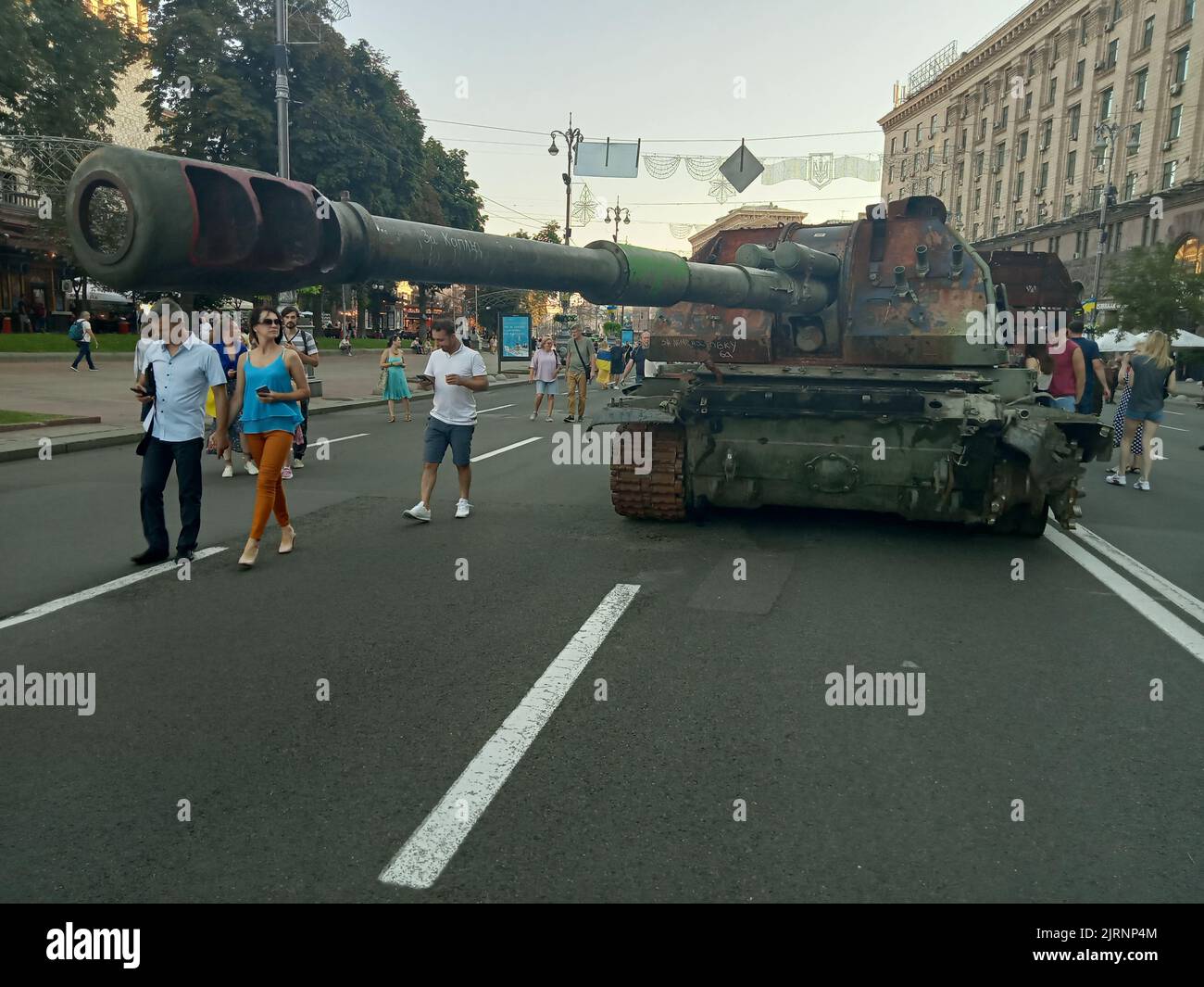Destroyed military vehicle exhibition on Khreschatyk street on August 24, 2022 during Independence Day in Kiev, Ukraine. Visitors reviewed the broken and burned modern Russian armored cars, tanks etc. Credit: FMUA/Alamy Live News Stock Photo