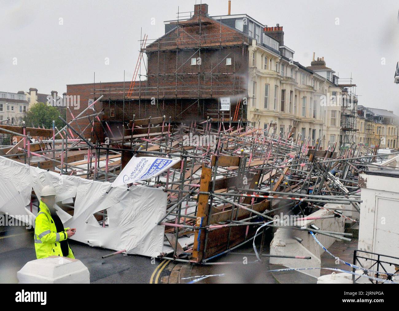 SEVERAL CARS ARE CRUSHED BY SCAFFOLDING THAT FELL ACROSS ALHAMBRA ROAD DURING GALES AT SOUTHSEA, HANTS. PIC MIKE WALKER, MIKE WALKER PICTURES, 2012 Stock Photo