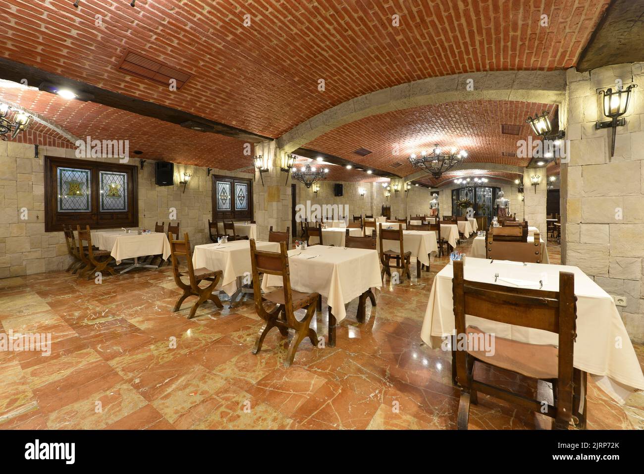 Dining Room Tables With White Tablecloths