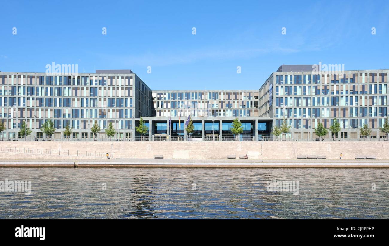 Berlin, Germany, 10 August 2022, view over the river Spree to the Federal Ministry of Education and Research Berlin, Germany, 10 August 2022, view ove Stock Photo